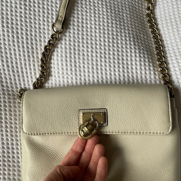 Calvin Klein Cream Crossbody Bag with Gold Chain - Picture 3 of 6
